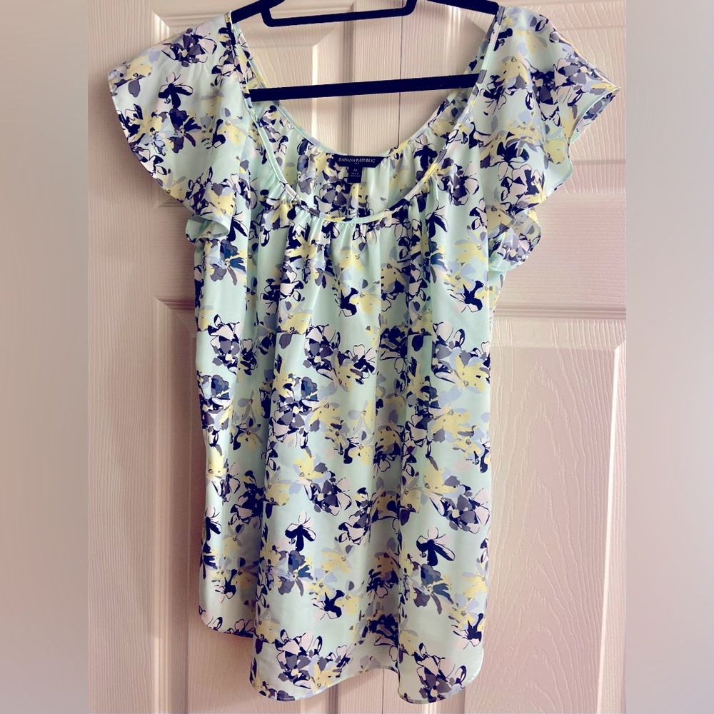 NWOT BANANA REPUBLIC FLUTTER SLEEVE LDS FLORAL PRINT TOP SIZE MEDIUM